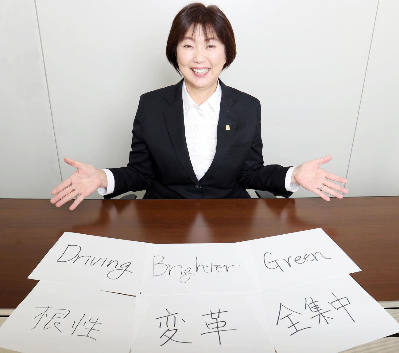 JLPGAのブランドメッセージ「Driving Brighter Green」に加え、「根性」「変革」「全集中」と自身の思いを込める小林会長（撮影・狩俣裕三）