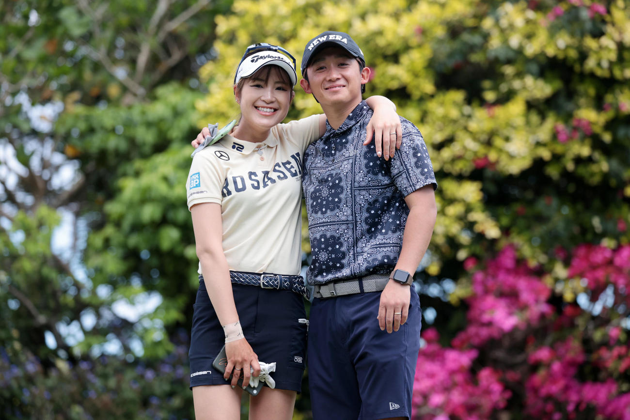 仲睦まじい2ショットを見せる大西（左）と夫でキャディを務める男子プロの伊藤有志（撮影・加藤哉）