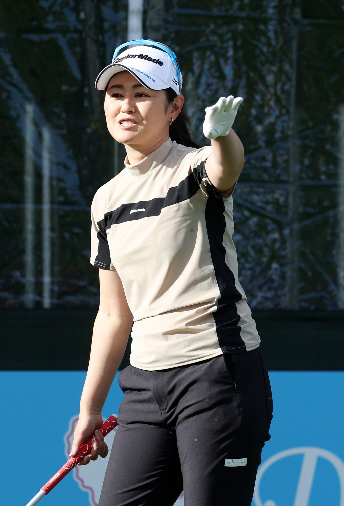 1番、練習ラウンドで笑顔を見せる諸見里（撮影・加藤哉）