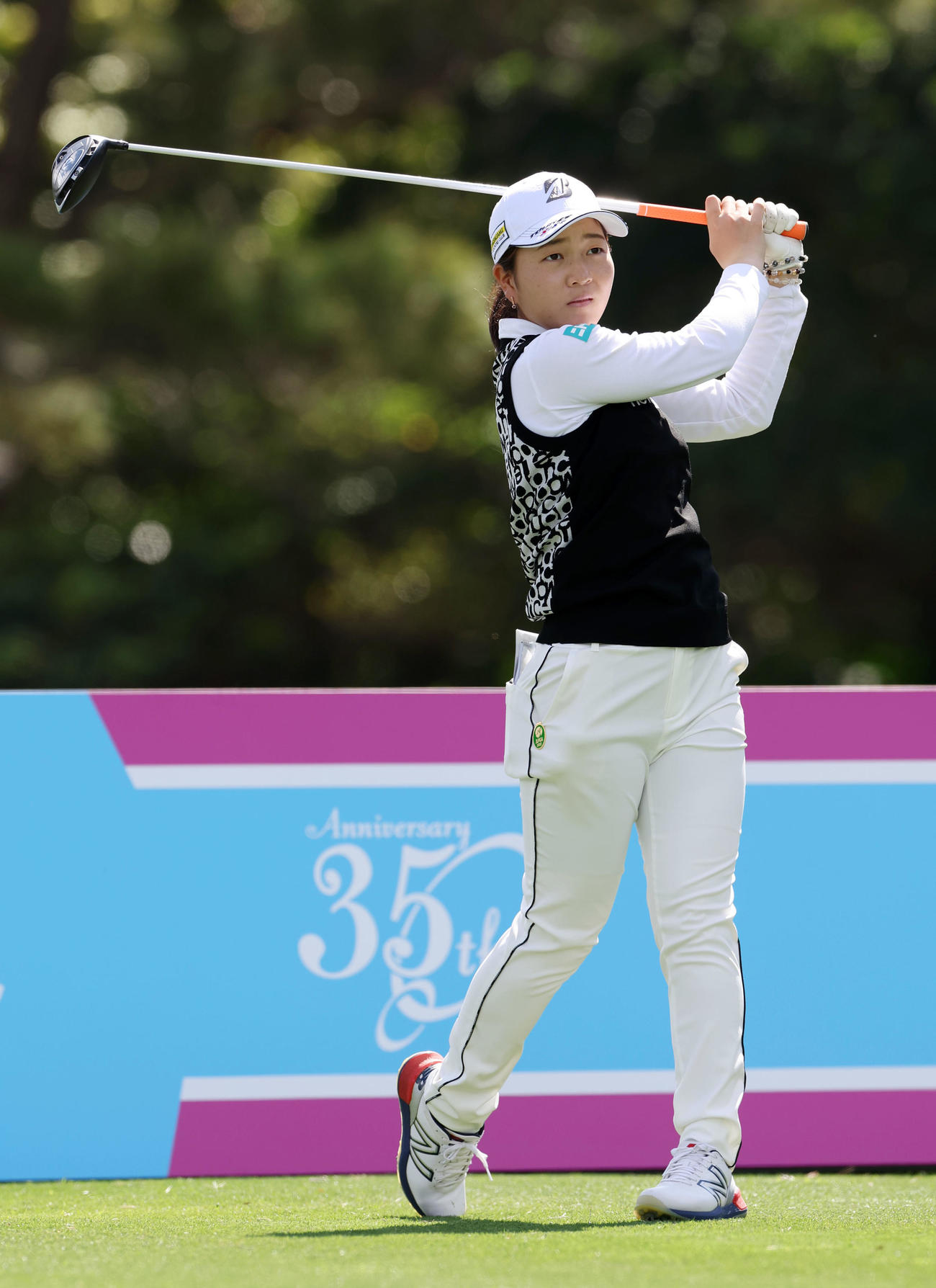 18番、ティーショットを放つ佐藤（撮影・加藤哉）