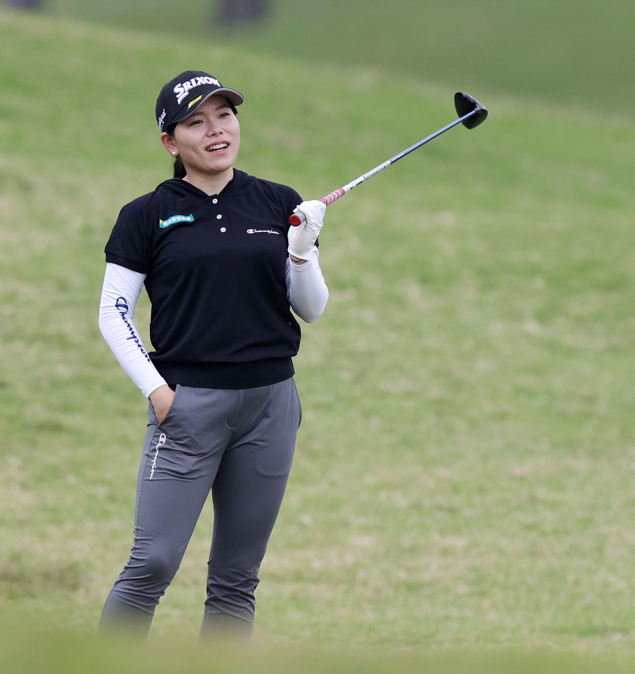 18番、練習ラウンドでセカンドショットを待つ勝（撮影・加藤哉）