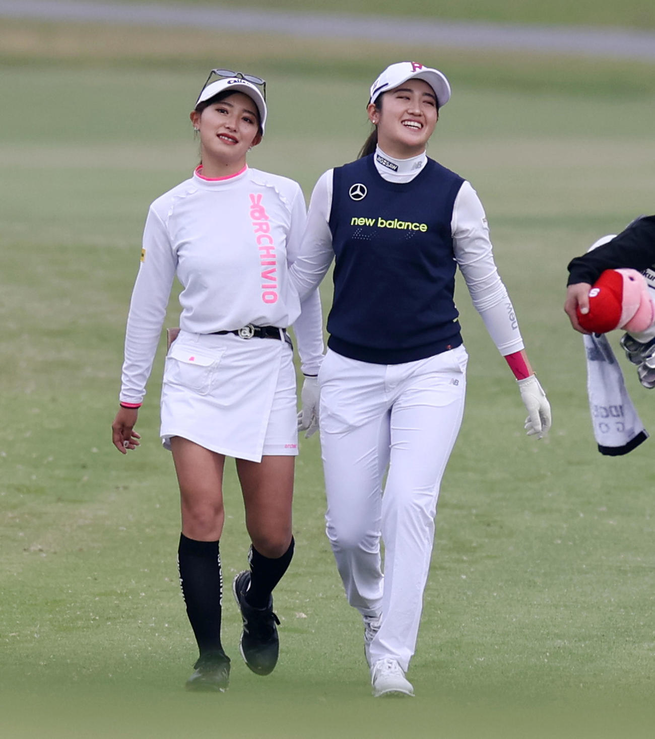 2番、練習ラウンドで仲良くフェアウェイを歩く臼井（左）と稲見（撮影・加藤哉）