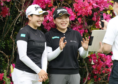 練習ラウンドを終え小祝（左）と笑顔でメッセージを収録する勝（撮影・加藤哉）