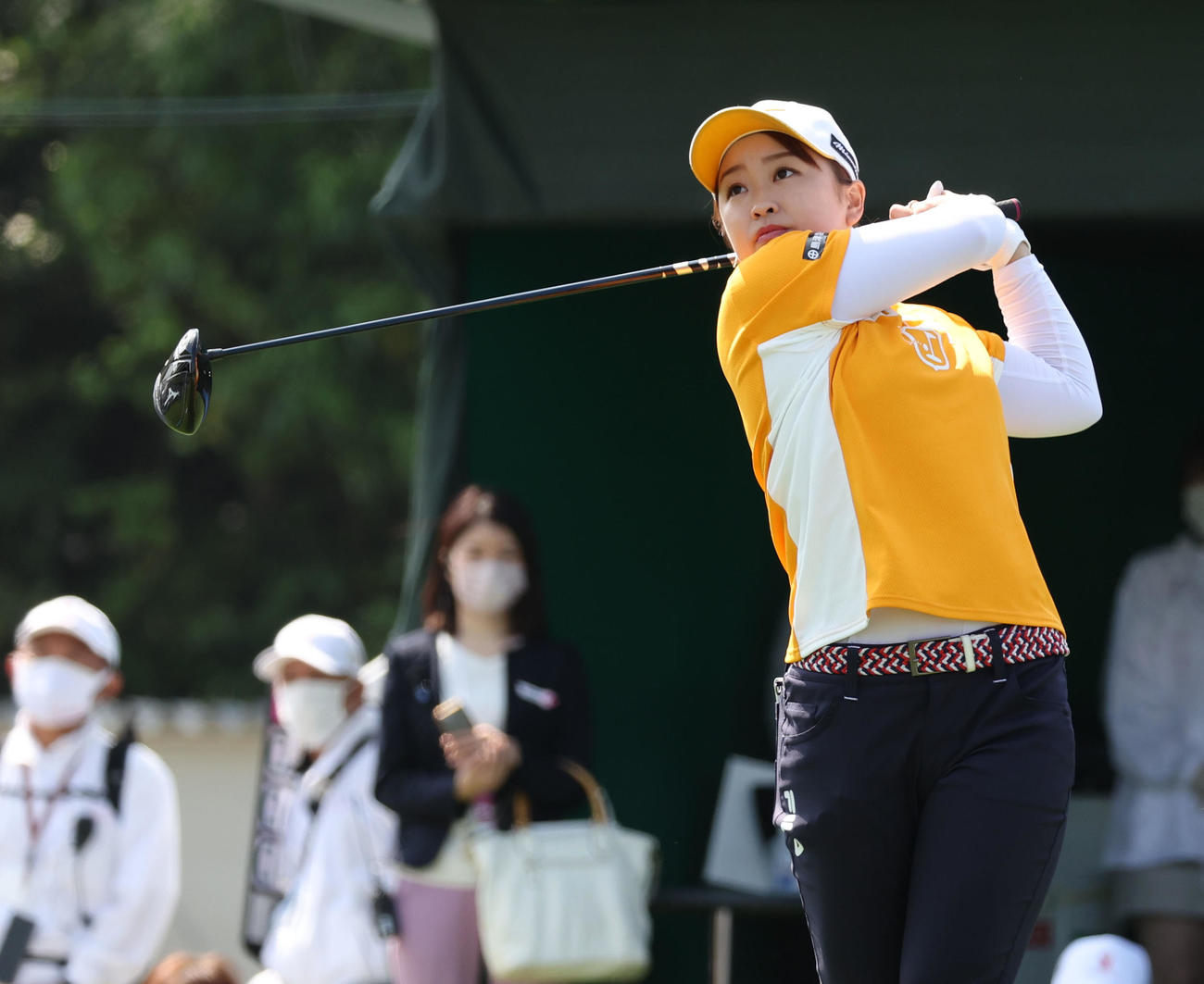 1番、ティーショットを放つ西郷真央（撮影・加藤哉）