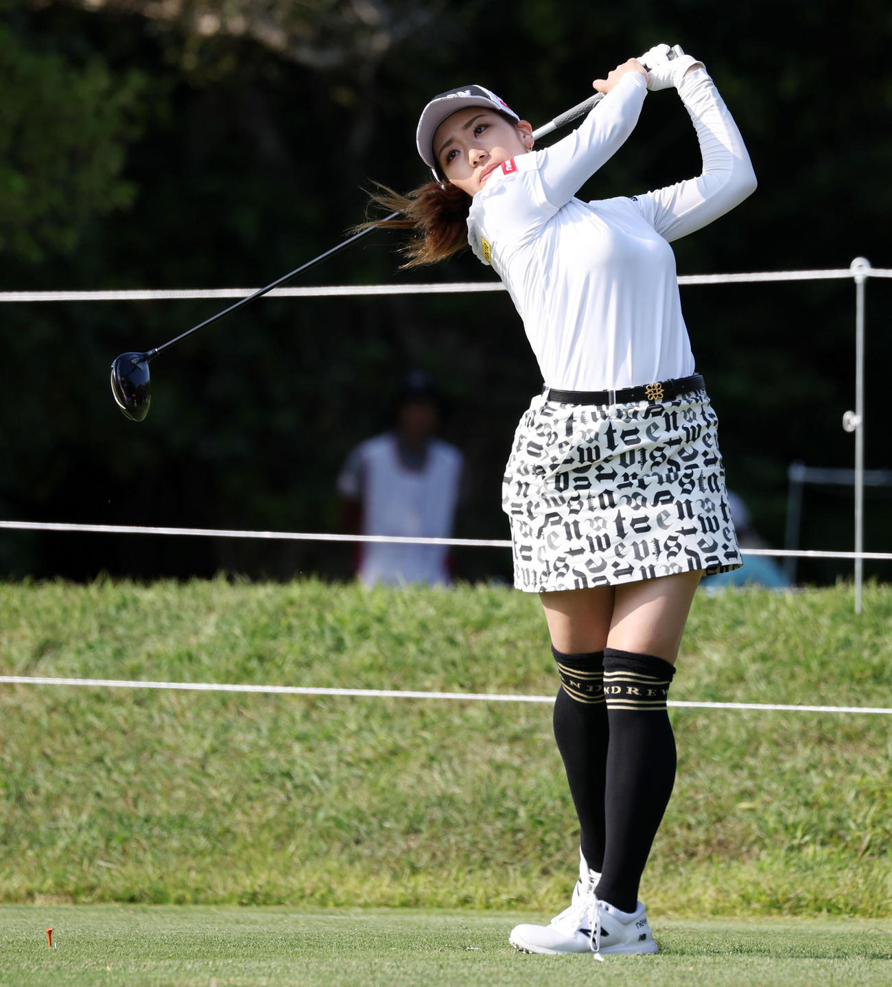 9番、ティーショットを放つ安田彩乃（撮影・加藤哉）