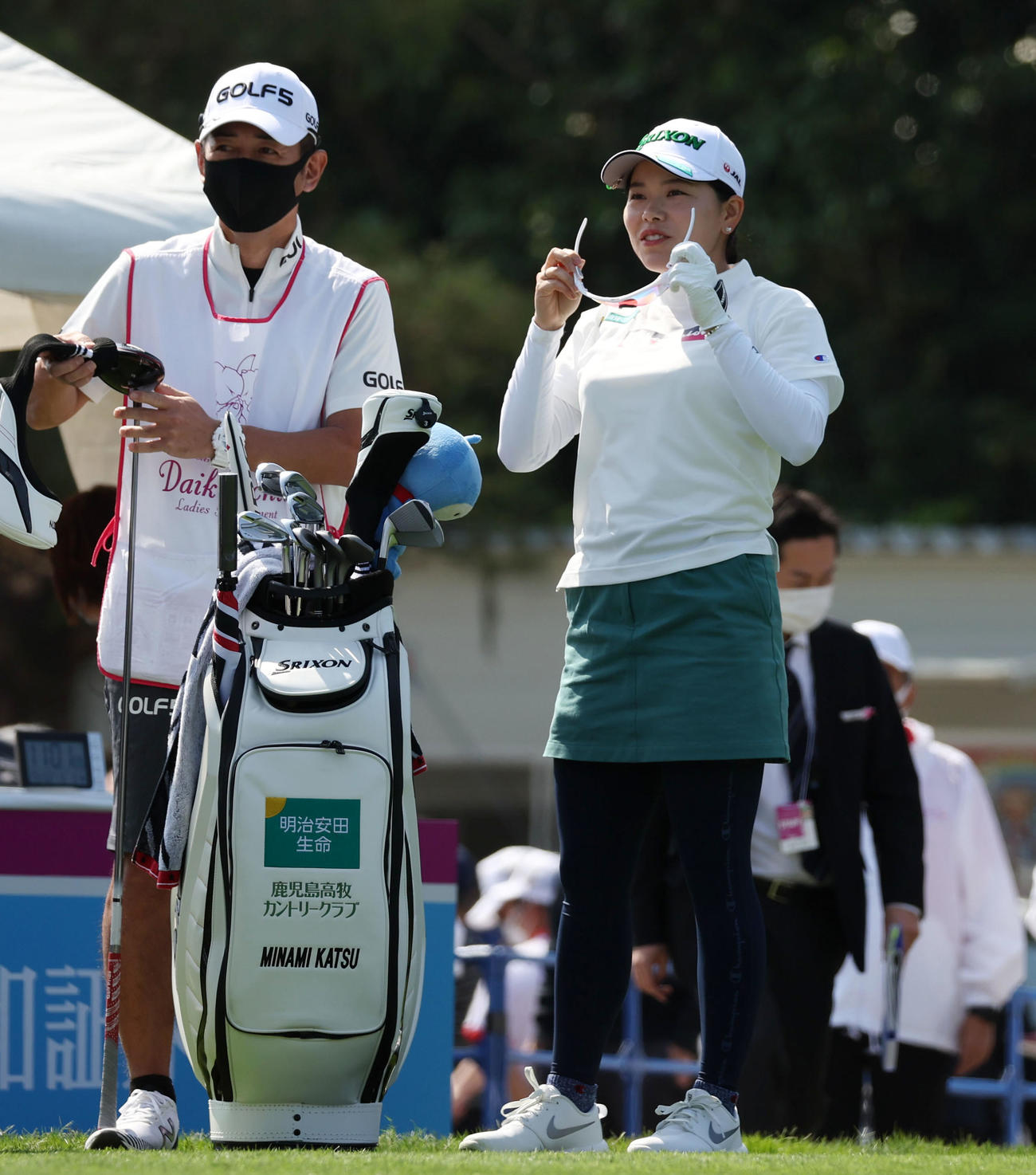 1番、ティーショットを打ち終え笑顔を見せる勝みなみ（撮影・加藤哉）