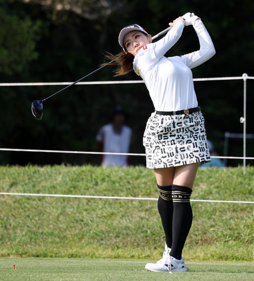 9番、ティーショットを放つ安田彩乃（撮影・加藤哉）