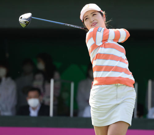 1番、ティーショットを放つ三ケ島かな（撮影・加藤哉）