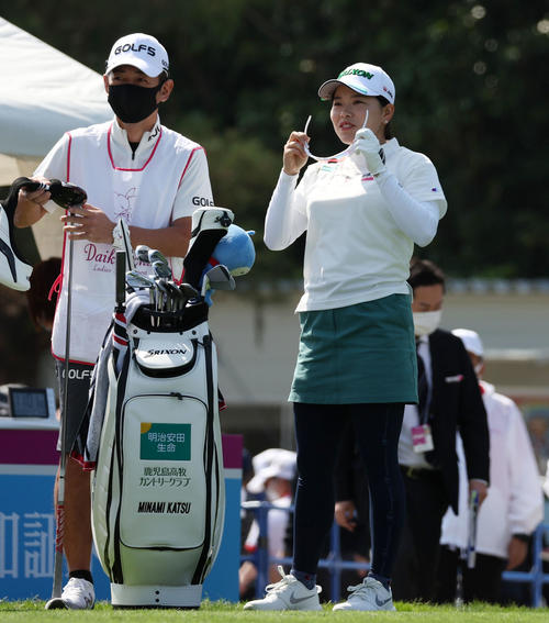 1番、ティーショットを打ち終え笑顔を見せる勝みなみ（撮影・加藤哉）