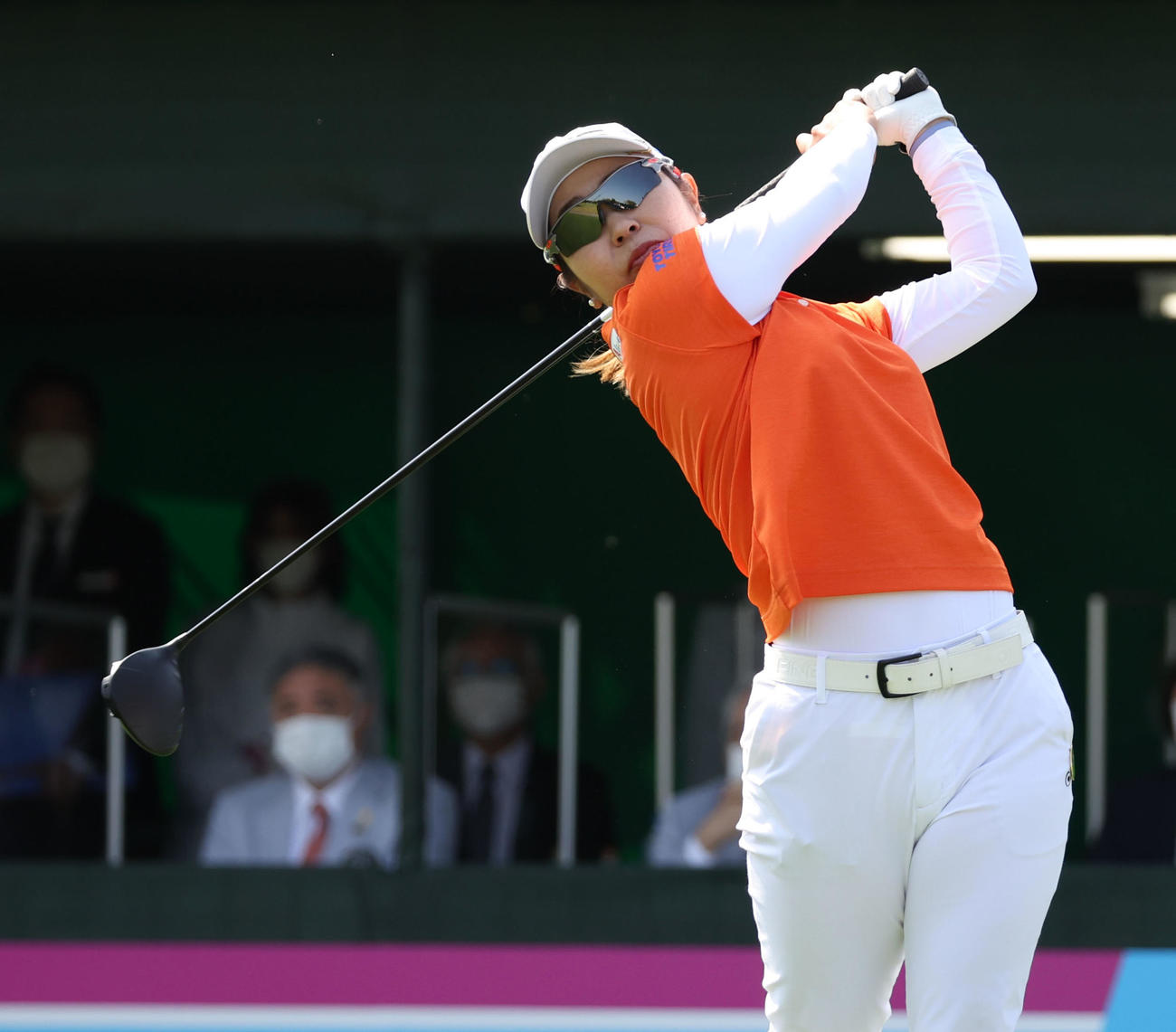 1番、ティーショットを放つ比嘉真美子（撮影・加藤哉）
