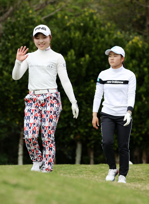 11番、手を振りながらラウンドする佐久間朱莉。右は佐藤心結（撮影・加藤哉）