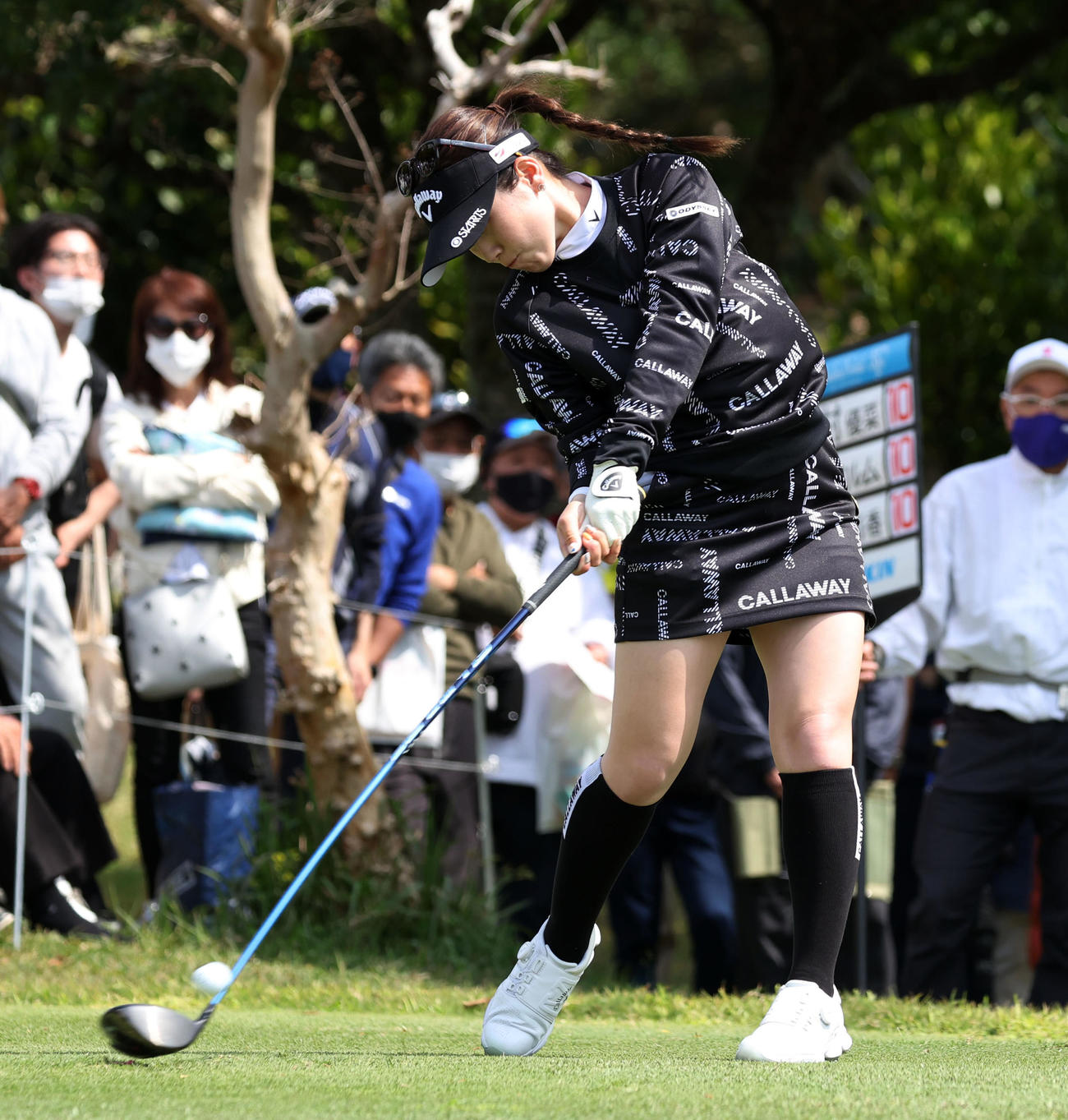 9番、ティーショットを放つ西村（撮影・加藤哉）
