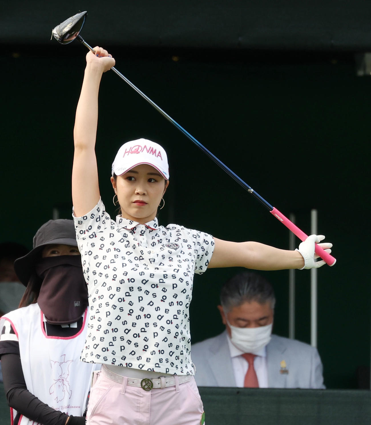 1番、ティーグラウンドで身体をほぐす金沢志奈（撮影・加藤哉）