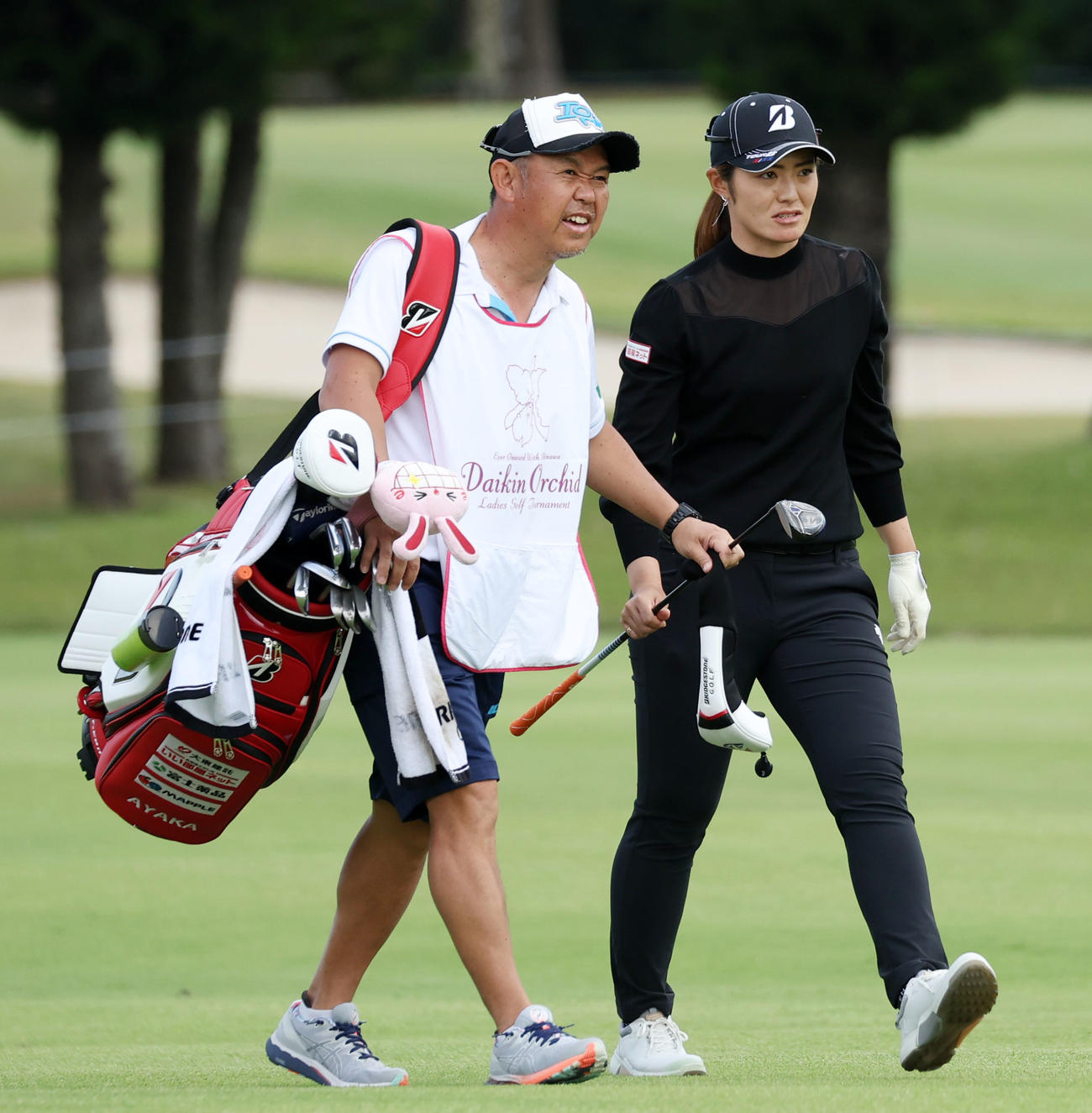 18番、セカンドショットをバンカーへ入れた渡辺彩香（右）と話しながら歩く川口キャディー（撮影・加藤哉）