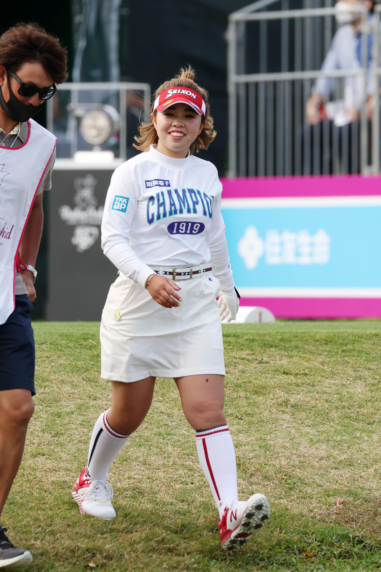 1番、ティーショットを放ち笑顔で歩き出す山下美夢有（撮影・加藤哉）