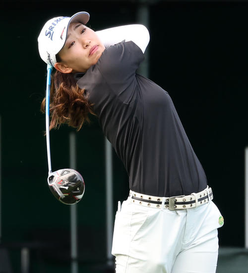 1番、ティーショットを放つ荒川怜郁(撮影・加藤哉)