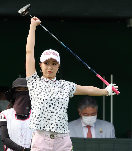 1番、ティーグラウンドで身体をほぐす金沢志奈(撮影・加藤哉)