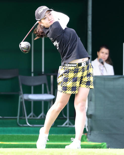 1番、ティーショットを放つ星川ひなの(撮影・加藤哉)