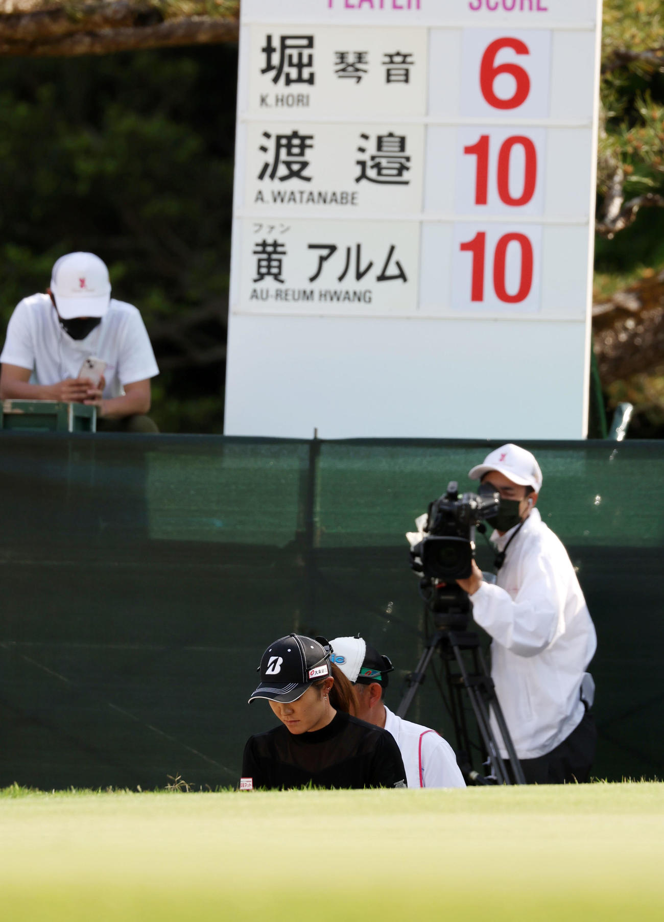 18番、渡辺はバンカーからパターで左打ちする（撮影・加藤哉）
