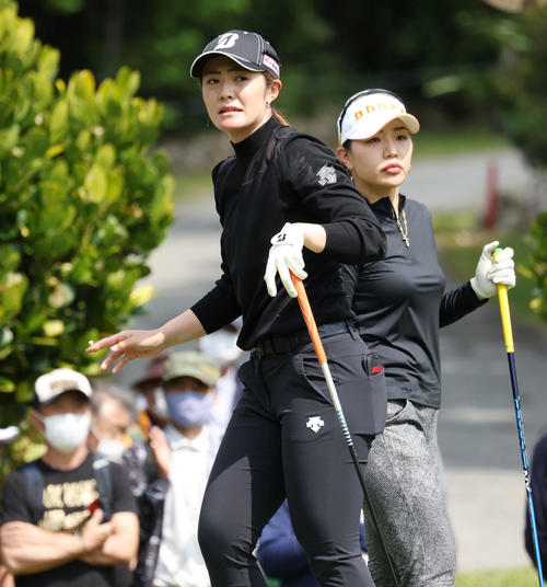 渡辺彩香 パターで左打ちしかない 生涯初バンカー内の左打ちからパーセーブ 首位開幕戦v王手 国内女子ゴルフ写真ニュース 日刊スポーツ 渡辺彩香 パターで左打ちしかない 生涯初バンカー内の左打ちからパーセーブ 首位開幕戦v王手 国内女子ゴルフ写真ニュース 日刊スポーツ