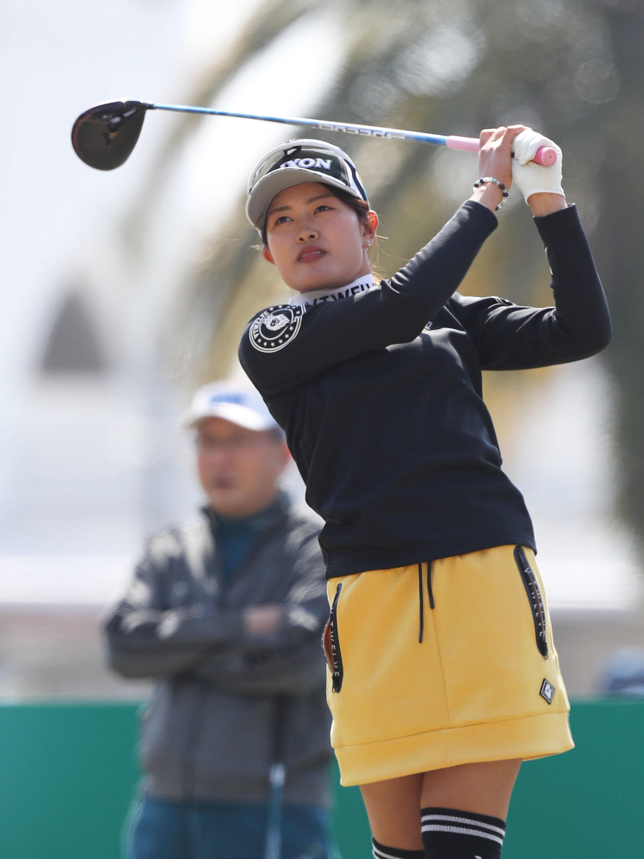 10番、ティーショットを放つ小倉（撮影・屋方直哉）