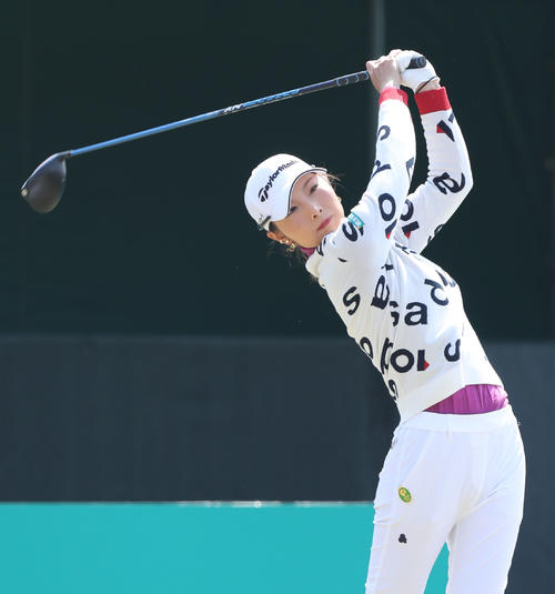 1番、ティーショットを放つ鶴岡（撮影・屋方直哉）