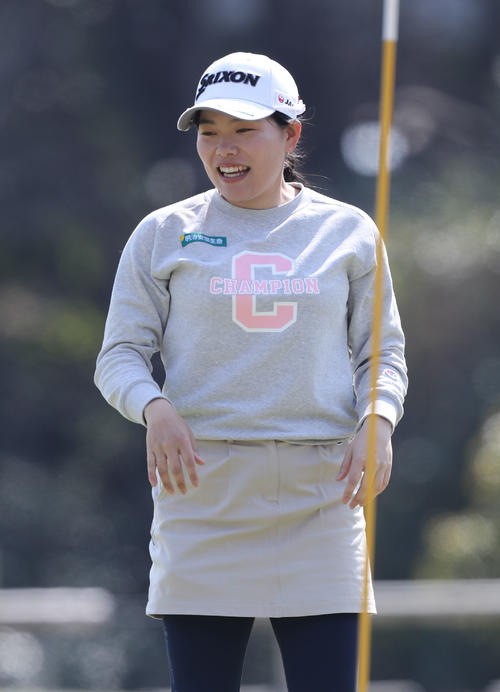 18番、グリーン上で笑顔を見せる勝（撮影・屋方直哉）