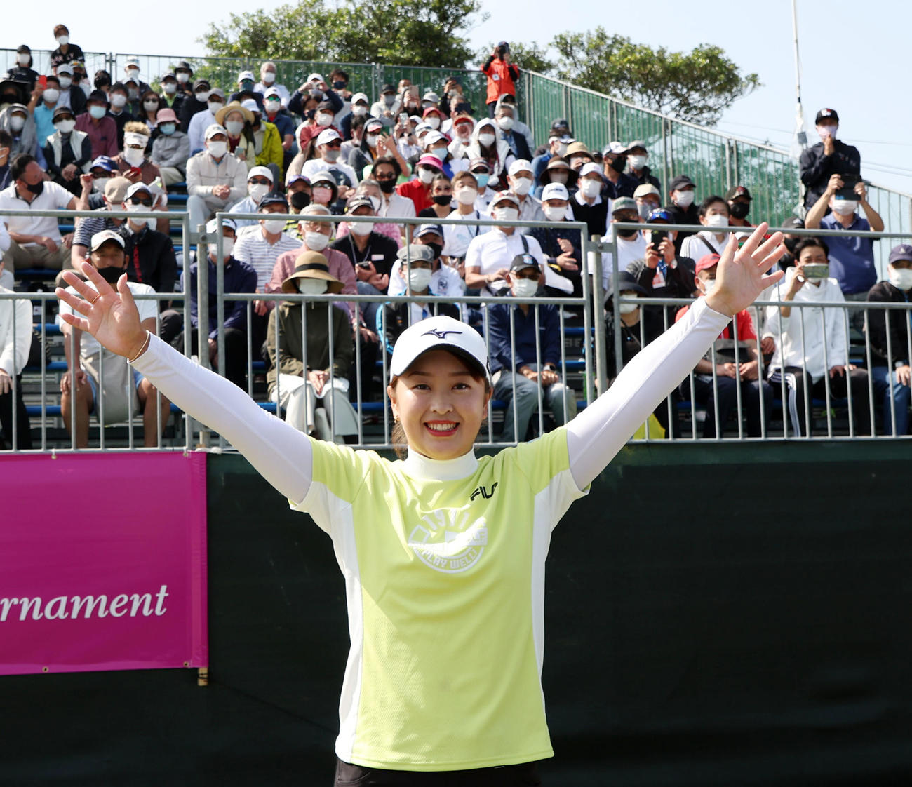 トータル10アンダーでプロ初優勝を決めバンザイする西郷（撮影・加藤哉）