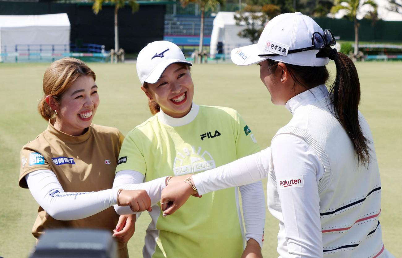 プロ初優勝を決め山下（左）、稲見（右）と拳を合わせて笑顔を見せる西郷（撮影・加藤哉）