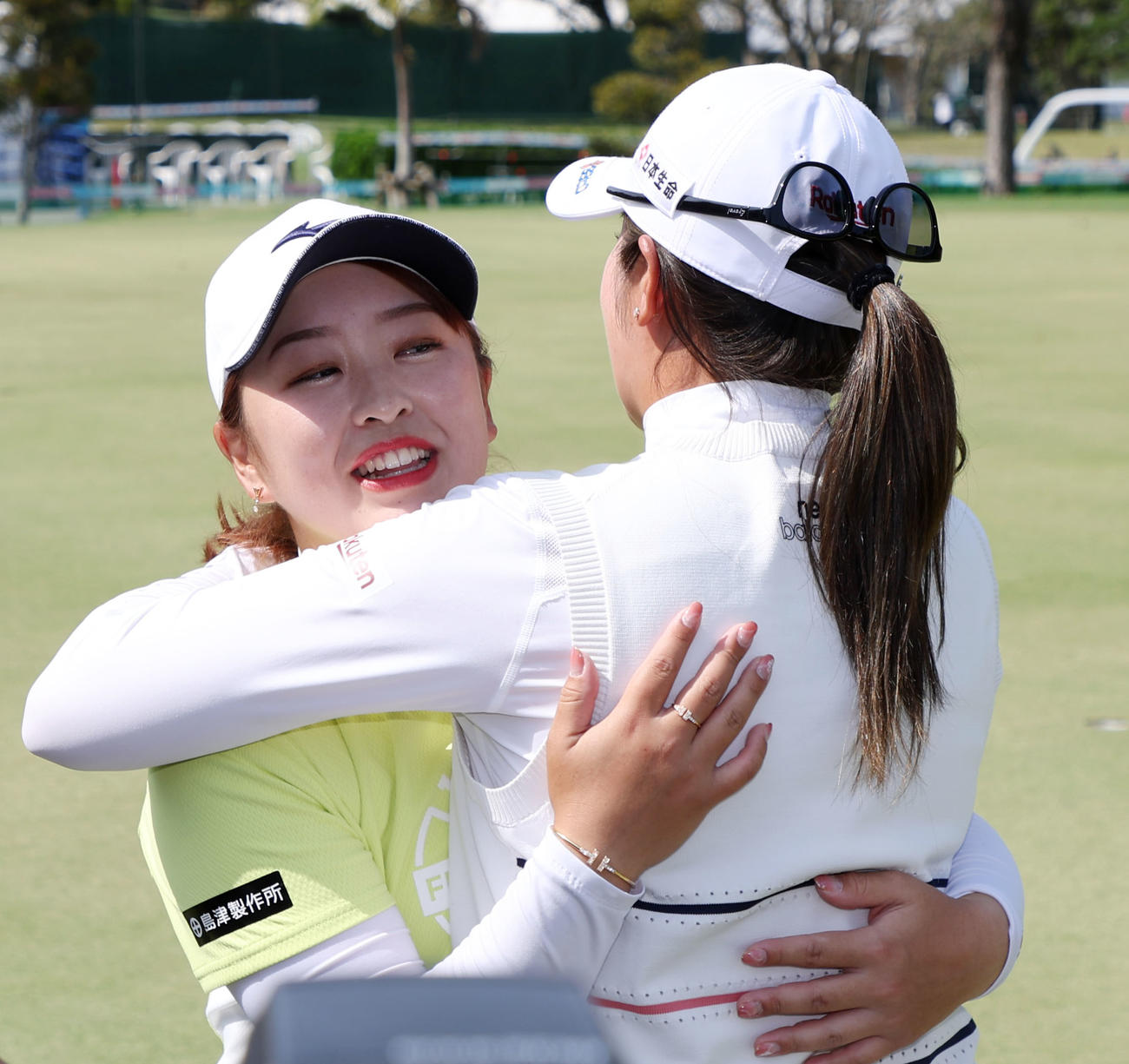 プロ初優勝を決め稲見（右）と抱き合う西郷（撮影・加藤哉）