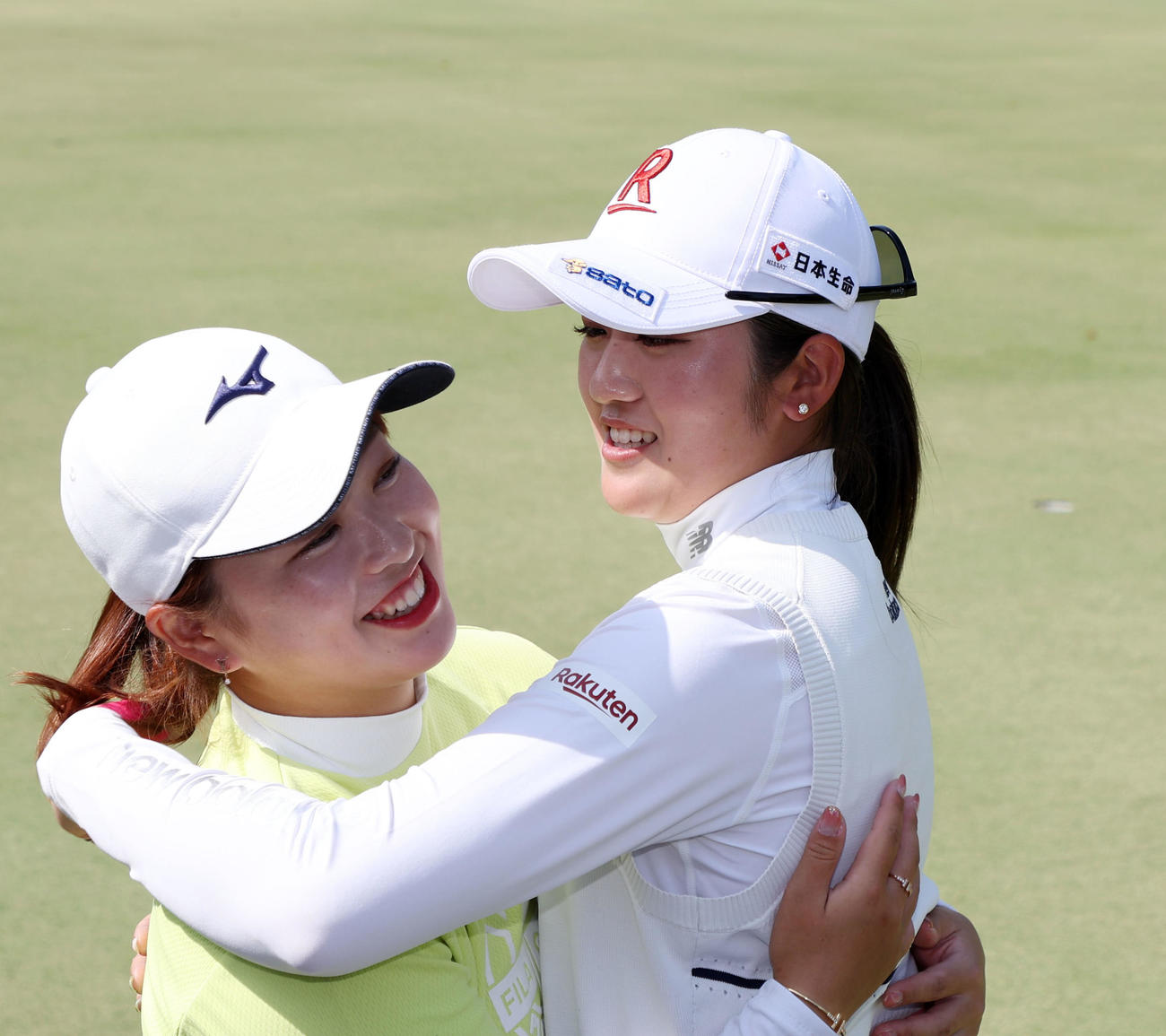 プロ初優勝を決め稲見（右）と抱き合う西郷（撮影・加藤哉）