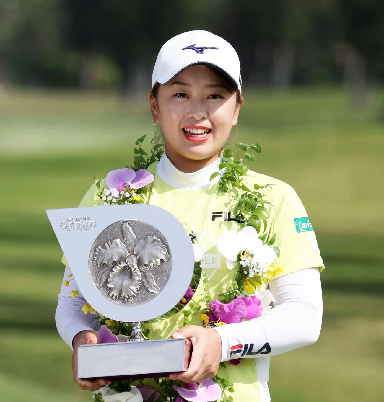 プロ初優勝を決めカップを手に笑顔を見せる西郷（撮影・加藤哉）