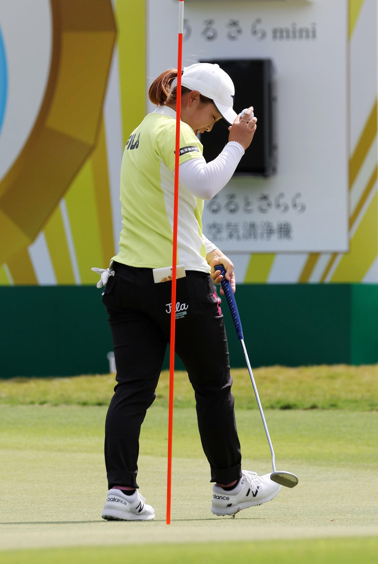 18番、パーパットを決めホールアウトする西郷（撮影・加藤哉）
