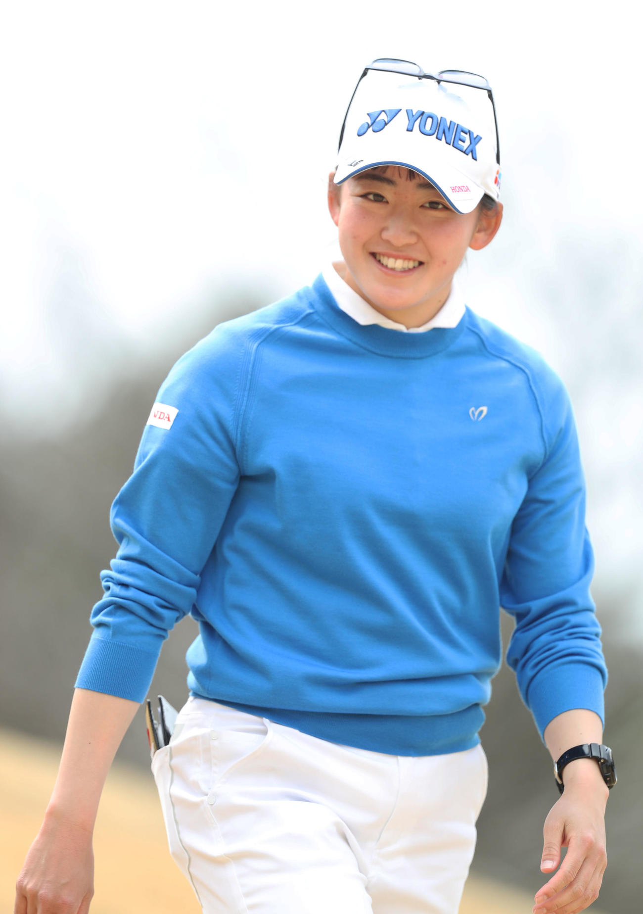 3番、ティーショットを放ち、笑顔で第2打に向かう岩井千怜（撮影・屋方直哉）