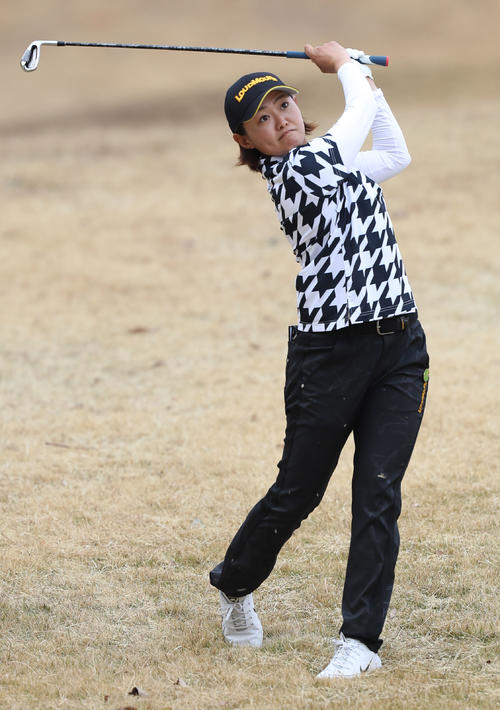 9番、セカンドショットを放つ西木（撮影・屋方直哉）