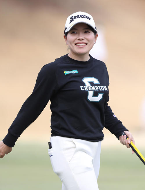 18番、笑顔でホールアウトする勝（撮影・屋方直哉）