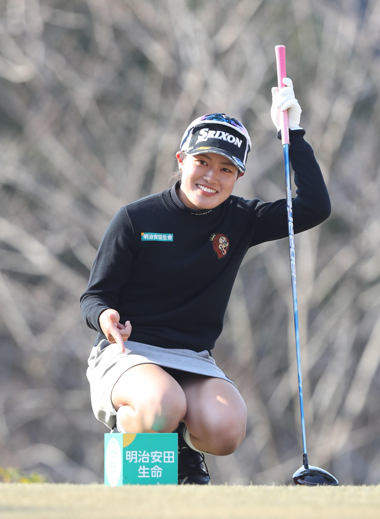 3番、明治安田生命と書かれたティーマークを指さす小倉彩愛（撮影・屋方直哉）