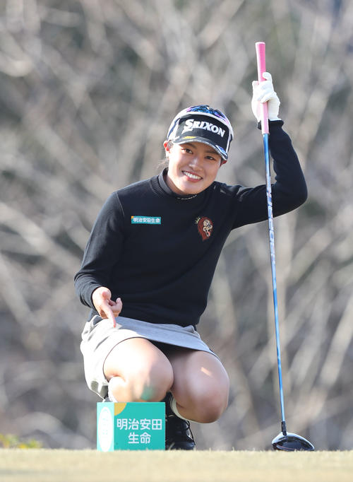 3番、明治安田生命と書かれたティーマークを指さす小倉彩愛（撮影・屋方直哉）