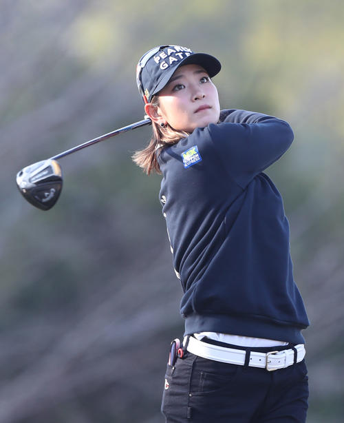3番、ティーショットを放つ原英莉花（撮影・屋方直哉）