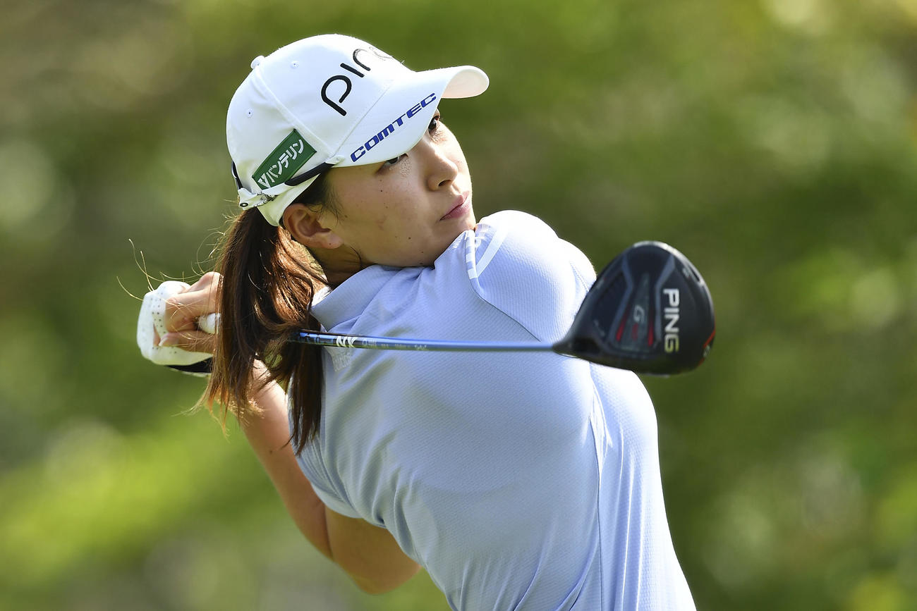 ホンダLPGA第3日　2番ホール　ティーショットを放つ渋野日向子（AP）