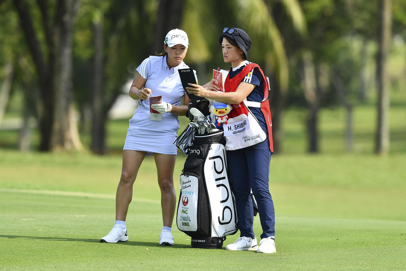 ホンダLPGA第3日　1番ホール　キャディーと話す渋野日向子（AP）