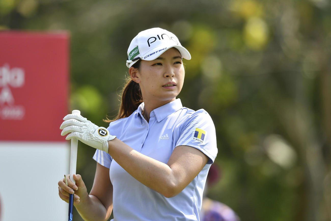 ホンダLPGA第3日　2番ホール　ショット後の渋野日向子（AP）