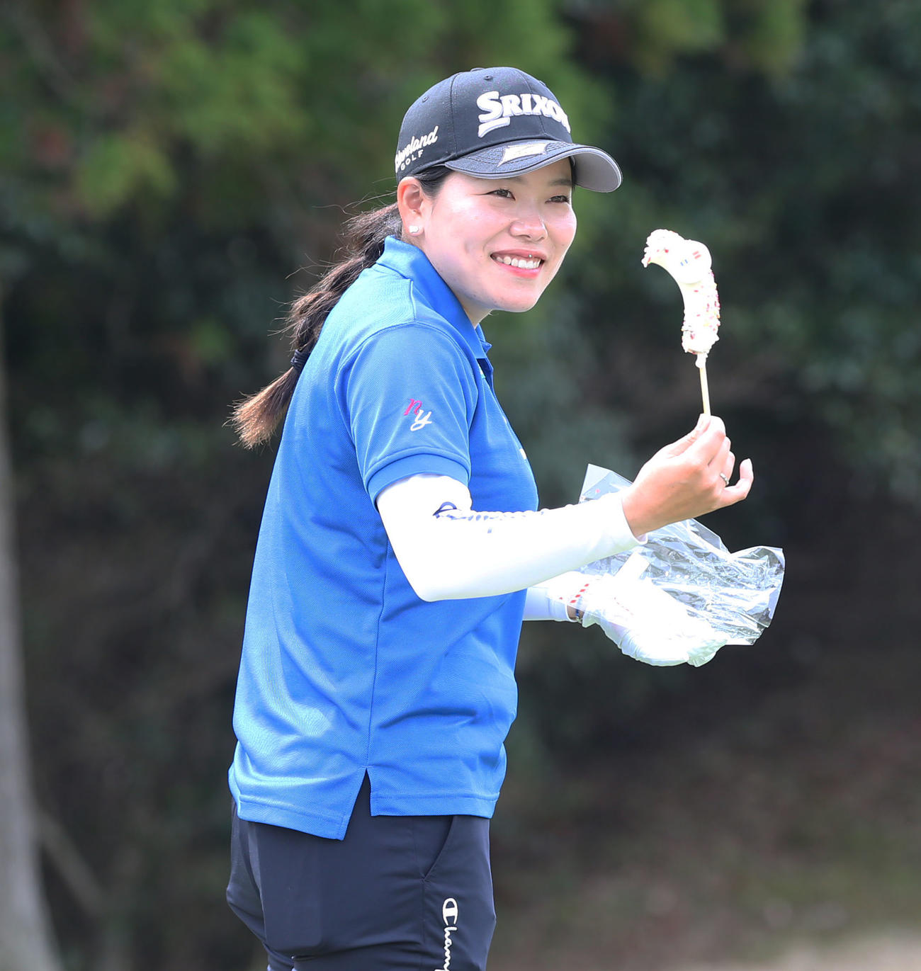 1番、チョコバナナを片手に笑顔を見せる勝（撮影・屋方直哉）