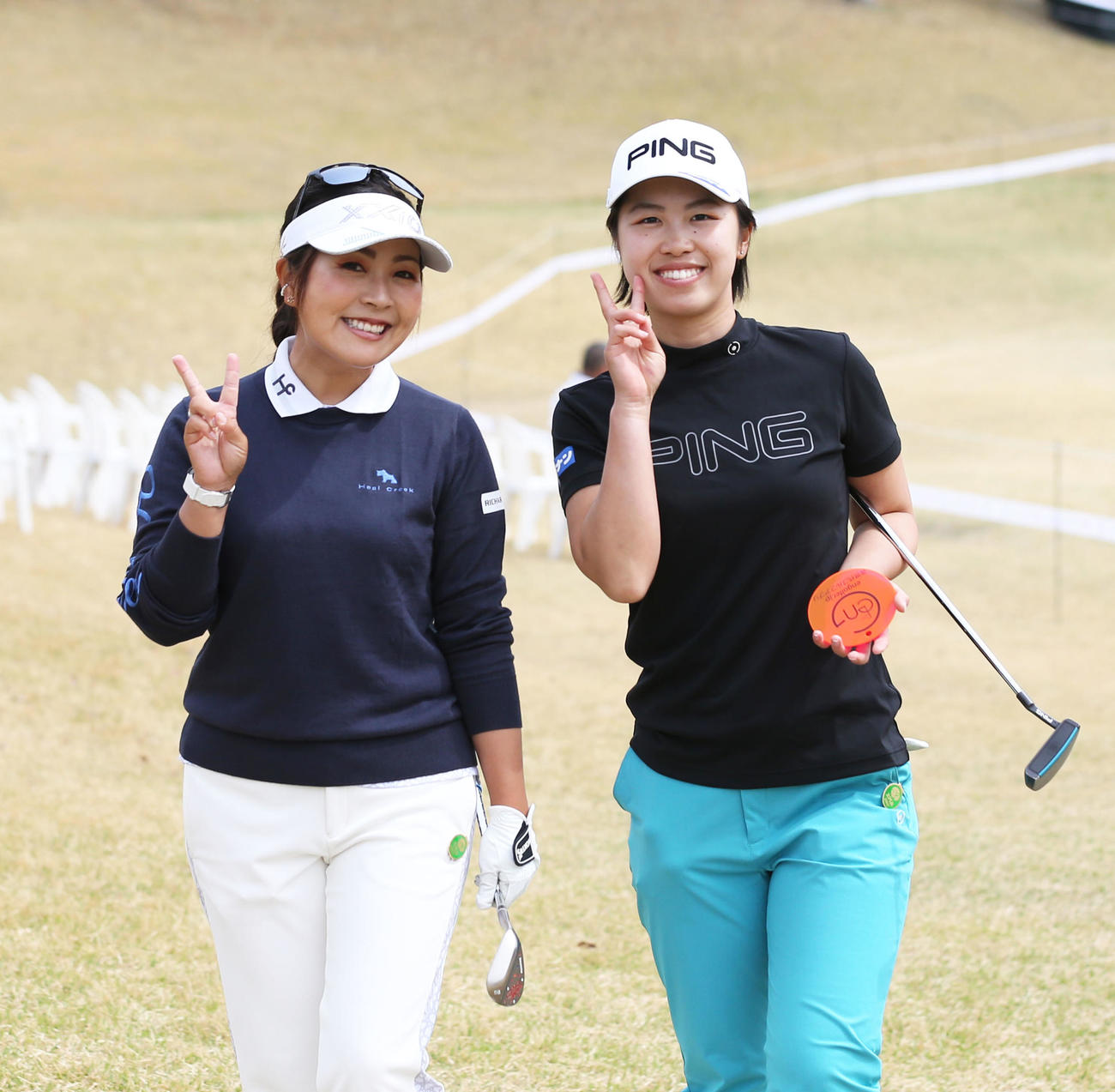 練習ラウンドを終え、笑顔でピースをする青木（左）と上野（撮影・屋方直哉）