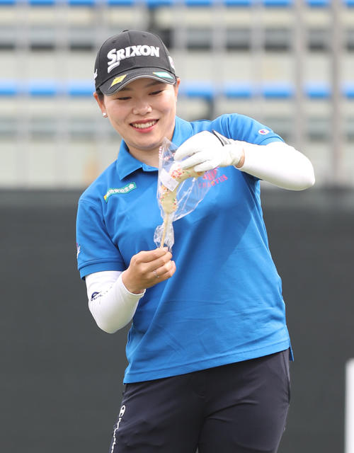 1番、チョコバナナを片手に笑顔を見せる勝（撮影・屋方直哉）