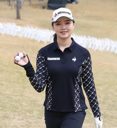 練習ラウンドを終え、笑顔を見せるセキ・ユウティン（撮影・屋方直哉）