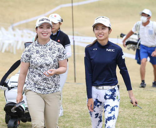 練習ラウンドを終え、笑顔を見せる後藤（左）と安田（撮影・屋方直哉）