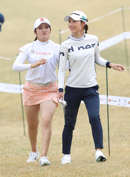 練習ラウンドを終え、笑顔を見せる稲見と鶴岡（撮影・屋方直哉）