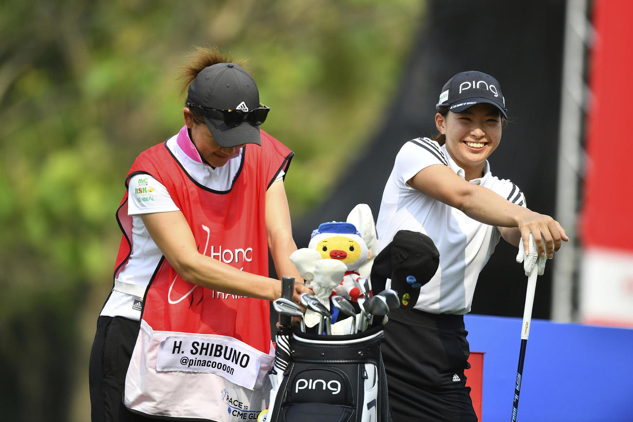 ホンダLPGA最終日　キャディーと談笑する渋野日向子（AP）