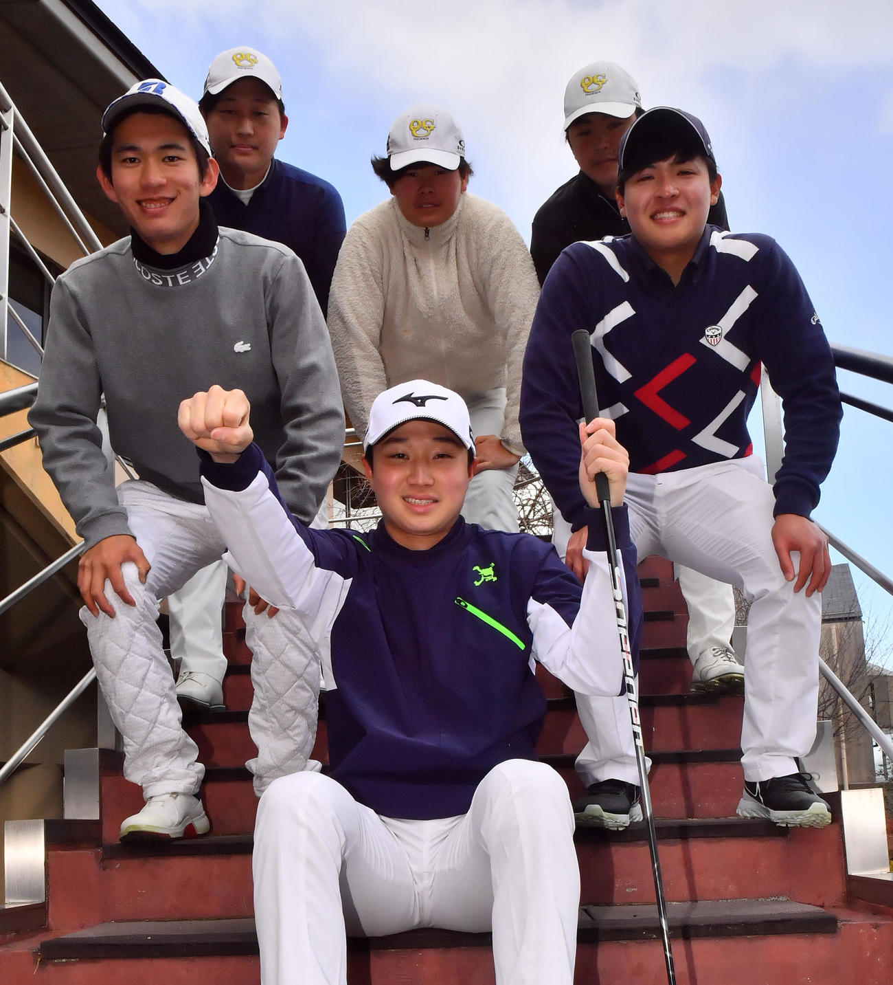 大院大ゴルフ部のチームメートから激励される平田憲聖（撮影・和賀正仁）